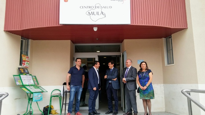 El consejero de Salud visita el centro de salud de Mula