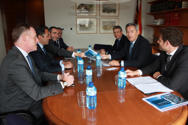 El consejero de Hacienda recibe a representantes del Banco Bilbao Vizcaya Argentaria, que presentan el Informe sobre la Economía de la Región