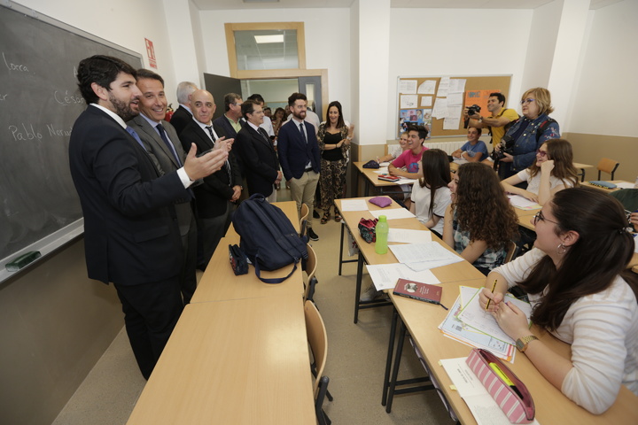 El presidente de la Comunidad visita el Instituto de Enseñanza Secundaria Francisco Ros Giner de Lorca (4)