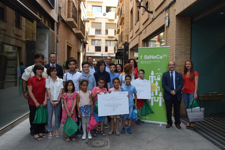 Imagen de los alumnos del Colegio La Concepción de Cartagena y del Instituto José Planas de Espinardo ganadores de los  Premios C@_ming (I)
