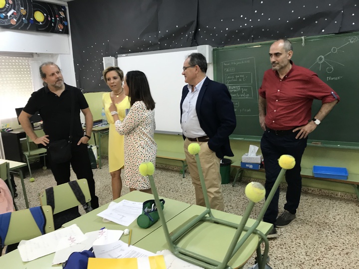 La consejera de Educación visita el colegio Juan XXIII para conocer el programa 'Escuela sin ruido'