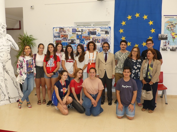 El consejero de Presidencia visita a los alumnos ganadores del concurso 'Euroscola'