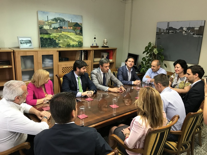 El jefe del Ejecutivo regional, Fernando López Miras, mantiene un encuentro de trabajo con el equipo de Gobierno del Ayuntamiento de Yecla (2).