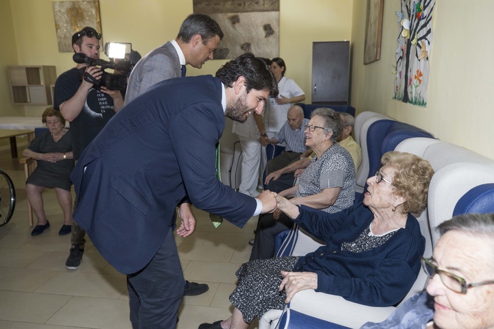 El presidente de la Comunidad, Fernando López Miras, inaugura la residencia de mayores San Isidro de Yecla (3)