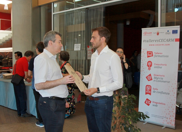 El director general de Informática, Patrimonio y Telecomunicaciones, Juan José Almela, inaugura el taller Comercio Electrónico, Marketing online y eFactura en Murcia 'Plan de Marketing Digital. La clave de tu éxito online' en el Archivo Regional