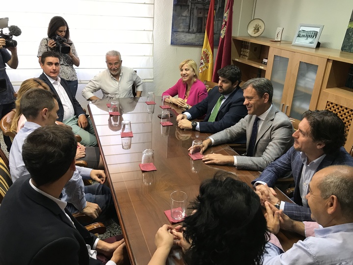 El jefe del Ejecutivo regional, Fernando López Miras, mantiene un encuentro de trabajo con el equipo de Gobierno del Ayuntamiento de Yecla (3)