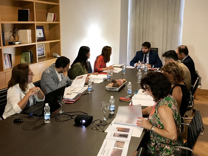 López Miras preside la reunión de la Fundación Teatro Romano