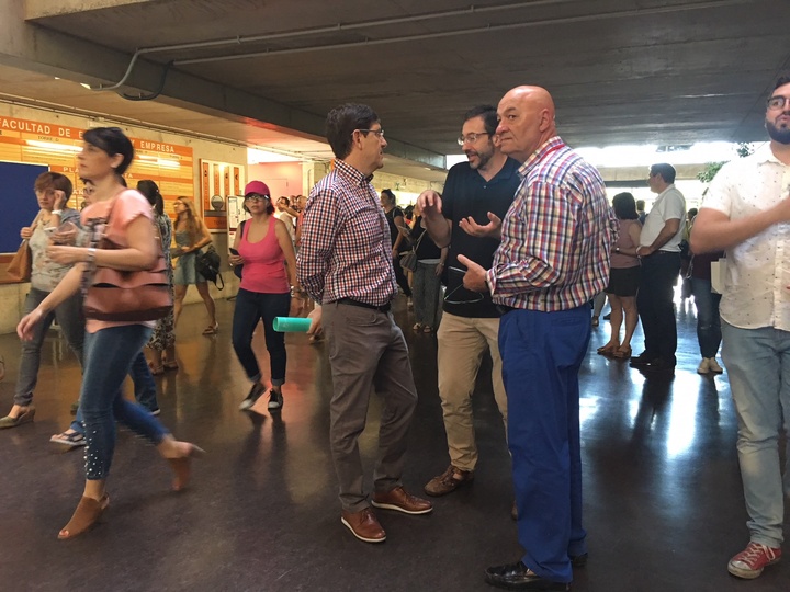 El consejero Manuel Villegas visita el operativo especial con motivo de las oposiciones de Enfermería