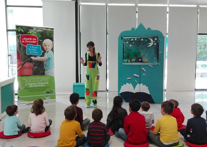 Un grupo de niños participa en una de las actividades infantiles organizadas en la Biblioteca Regional de Murcia.