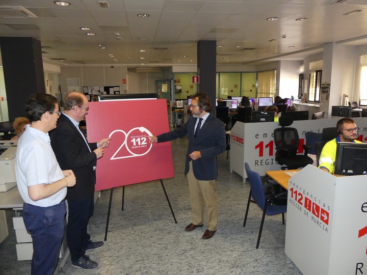 El consejero de Presidencia, Pedro Rivera, en la presentaci&oacute;n del logo y el programa del 20 aniversario del 1-1-2