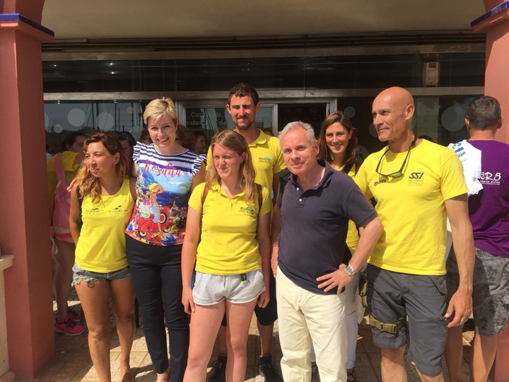 Medio Ambiente apoya una campaña en la que más de cien voluntarios limpian de plásticos las playas y fondos marinos de Cabo de Palos