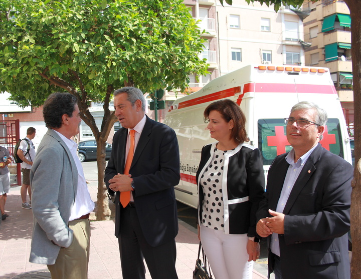 El consejero de Hacienda, Fernando de la Cierva, y la directora general de la Función Pública y Calidad de los Servicios, Carmen María Zamora, visitaron las instalaciones de la Asamblea Local de Cruz Roja en Murcia, acompañados del presidente del Comité Autonómico de Cruz Roja, Faustino Herrero