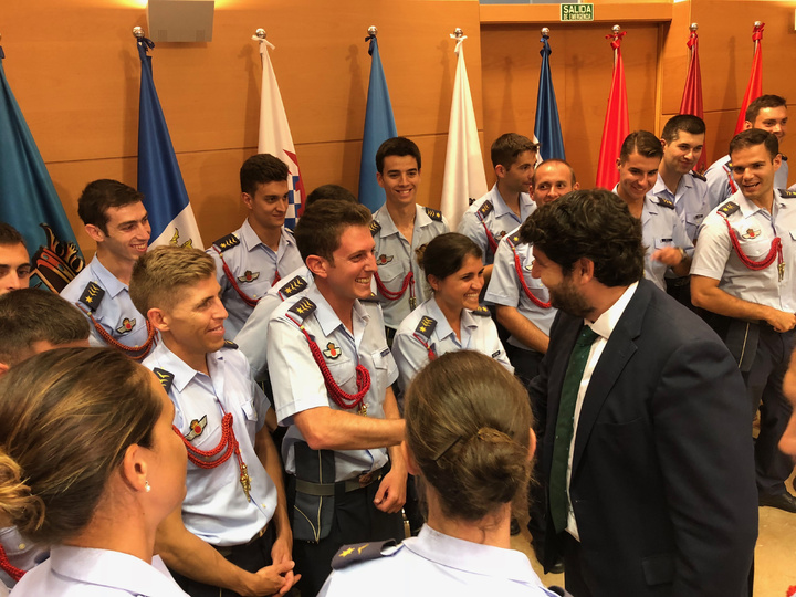 López Miras recibe a los alumnos que han concluido su periodo de formación en la Academia General del Aire de San Javier (4)