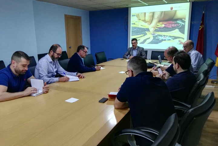 Educación impulsa un grupo de trabajo para estudiar la creación de una nueva cualificación profesional para los bordadores
