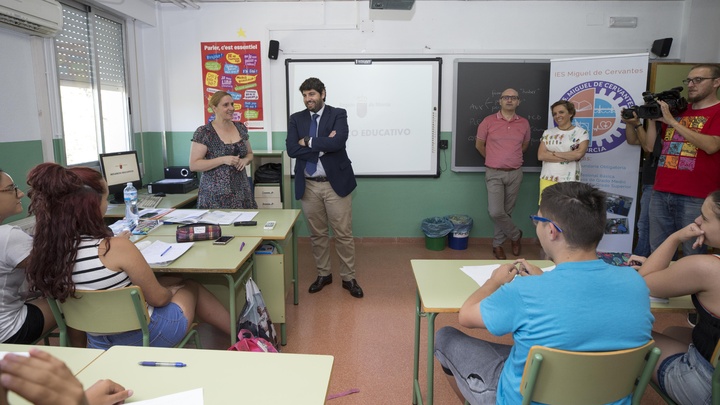 El jefe del Ejecutivo regional visita las clases del programa de refuerzo educativo puesto en marcha por la Comunidad