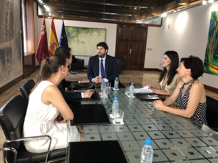 López Miras se reúne con el presidente de la Federación de Moros y Cristianos de Murcia