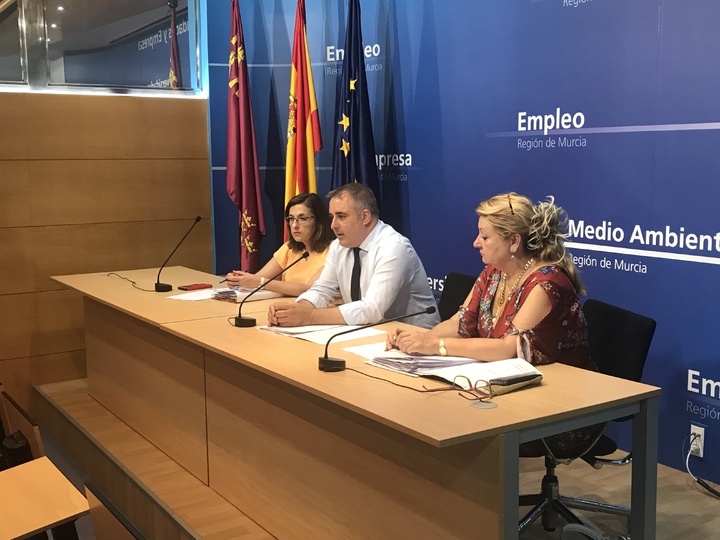 El director general de Comercio, Consumo y Simplificación Administrativa, Francisco Abril, se reunió hoy con representantes de las oficinas municipales de información al consumidor de la Región de Murcia, para coordinar la información que se ofrece a los afectados por el cierre de las clínicas iDental (II)