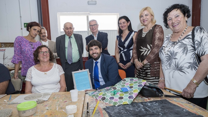 El presidente de la Comunidad, Fernando López Miras, en su visita al centro de día de la Asociación para la Integración Comunitaria de Enfermos Psíquicos de Cartagena y Comarca (APICES) (3)