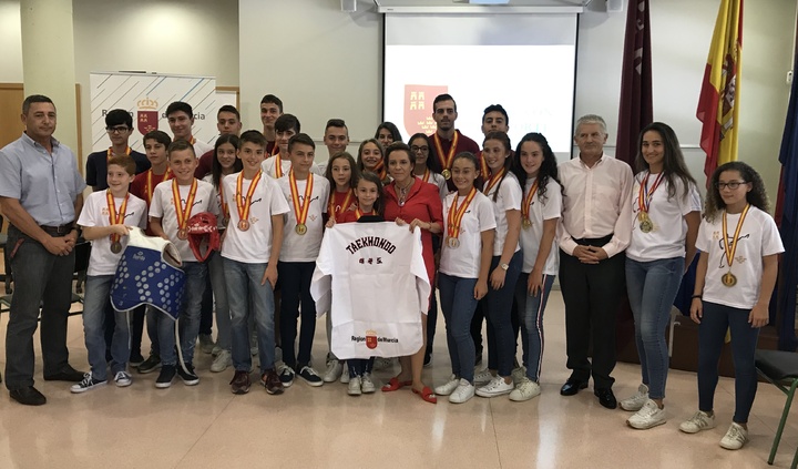 Martínez-Cachá recibe a los deportistas de la Federación de Taekwondo, que han conseguido 19 medallas nacionales