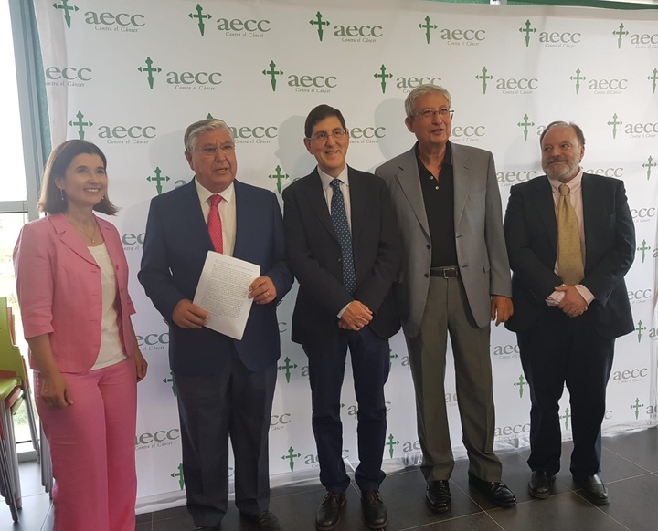 Villegas asiste a la toma de posesión del nuevo presidente de la asociación española contra el cáncer de Murcia