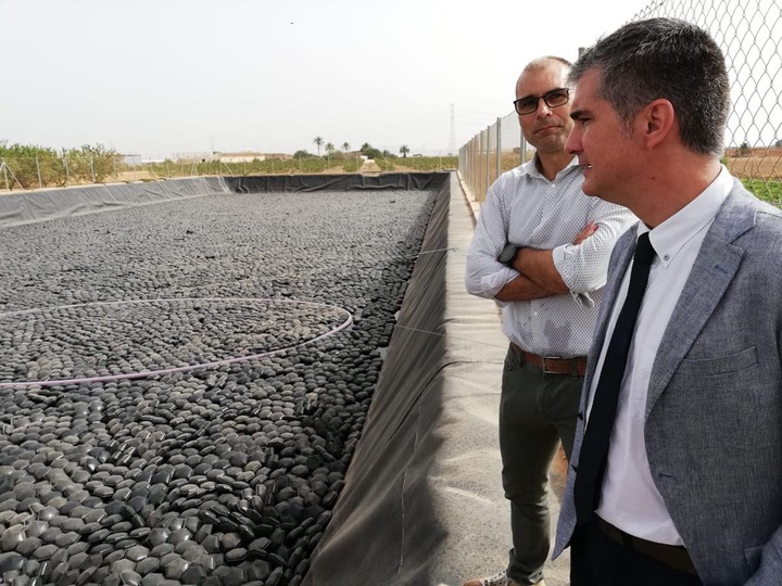 El consejero Miguel Ángel del Amor observa una balsa de riego con cubierta anti evaporación