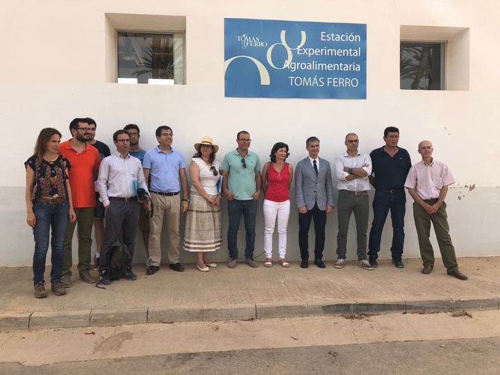 El consejero durante su visita a la Estación Experimental Agroalimentaria Tomás Ferro