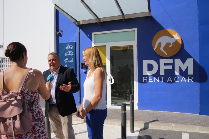 El director general de Comercio, Consumo y Simplificación Administrativa, Francisco Abril, junto a la consejera delegada del Grupo Disfrimur, Isabel Sánchez, y la responsable de DFM Rent a Car, María José Saavedra, durante su visita a las instalaciones de esta empresa de alquiler de vehículos. (II)