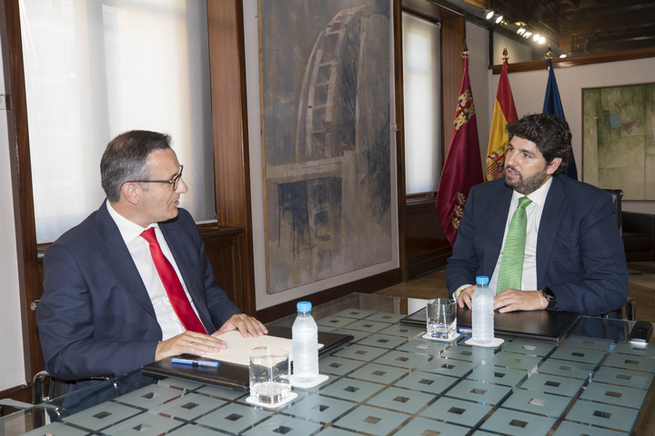 El presidente de la Comunidad, Fernando López Miras, recibe al delegado del Gobierno en la Región de Murcia, Diego Conesa