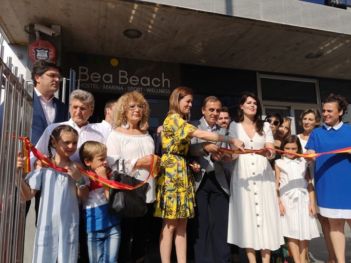 La inauguración del nuevo albergue turístico 'Bea Beach Hostel'(2)