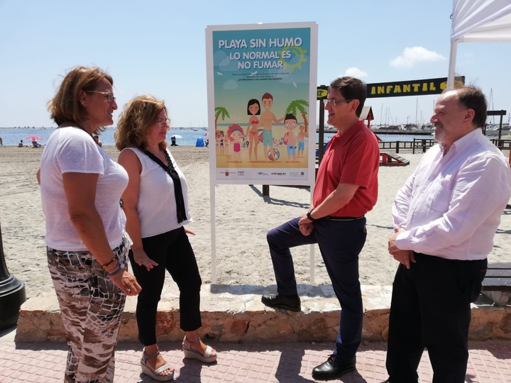 El consejero de Salud visita la playa de Villananitos en San Pedro del Pinatar que se suma a la iniciativa de 'playas sin humo'