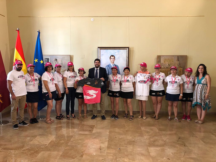 López Miras recibe a las integrantes del Flamenco Rosa, primer equipo español de 'Dragon Boat BCS'