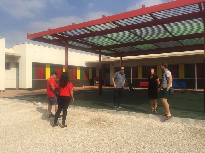 La directora general de Centros Educativos visitó las obras de instalación de una pérgola en el CEIP Carolina Codorniu Bosch