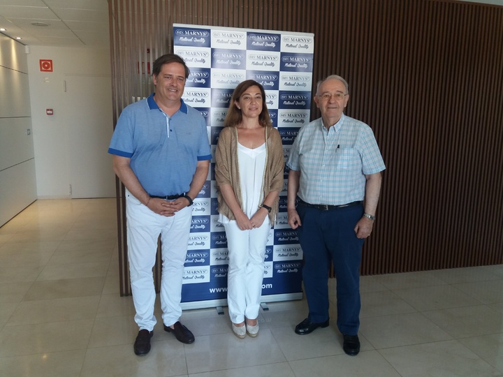 La directora general del Servicio Regional de Empleo y Formación, Severa González, junto a responsables de la empresa Marnys, durante el acto de firma del convenio que permitirá que esta compañía acoja prácticas no laborales de jóvenes de la Región