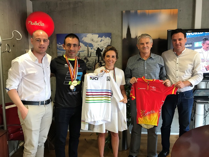 La consejera Adela Martínez-Cachá recibe a Ismael Sánchez, campeón del Mundo de Mountain Bike en la prueba Máster 30 XCO