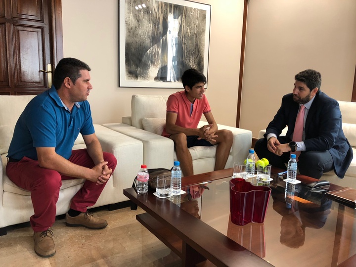 López Miras recibe al tenista murciano Carlos Alcaraz, campeón de Europa sub 16 en Moscú (2)