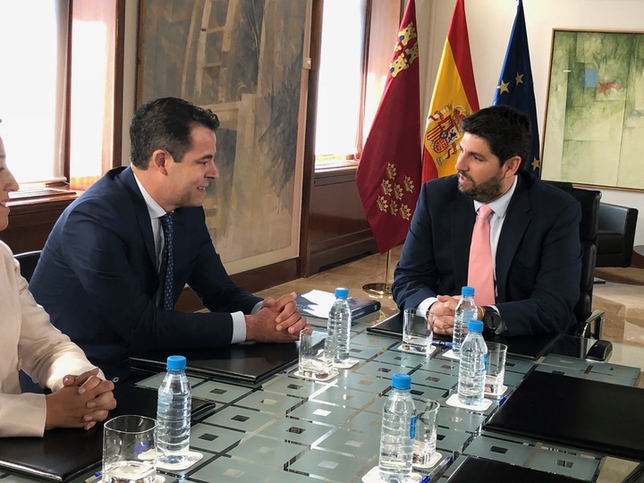 López Miras se reúne con el decano autonómico del Colegio de Oficial de Registradores de la Propiedad, Bienes Muebles y Mercantiles de España (2)