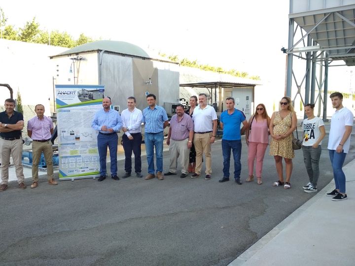 Joaquín Ruiz y Sebastián Delgado posan a la derecha del cartel del Proyecto 'Life-Anadry'