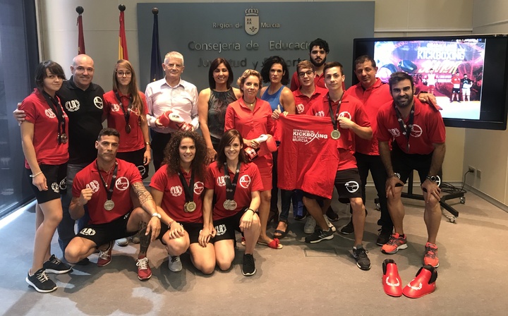 Martínez-Cachá recibe a los 21 medallistas de la Federación de Kickboxing