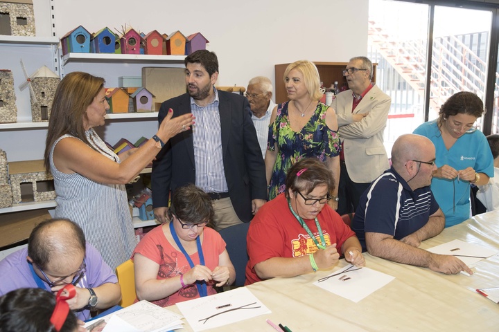 El presidente de la Comunidad, Fernando López Miras, visita el Centro de Día de la Asociación de padres con hijos con discapacidad intelectual de la comarca de Lorca (Apandis) 2