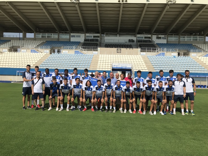 La consejera Adela Martínez-Cachá visita a los jugadores del Lorca C.F. Base, que esta temporada jugarán en la División de Honor Juvenil