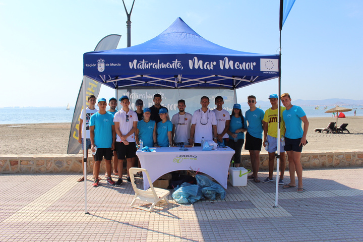 Medio Ambiente participa en una acción de voluntariado ambiental para limpiar las playas de Los Alcázares (1)