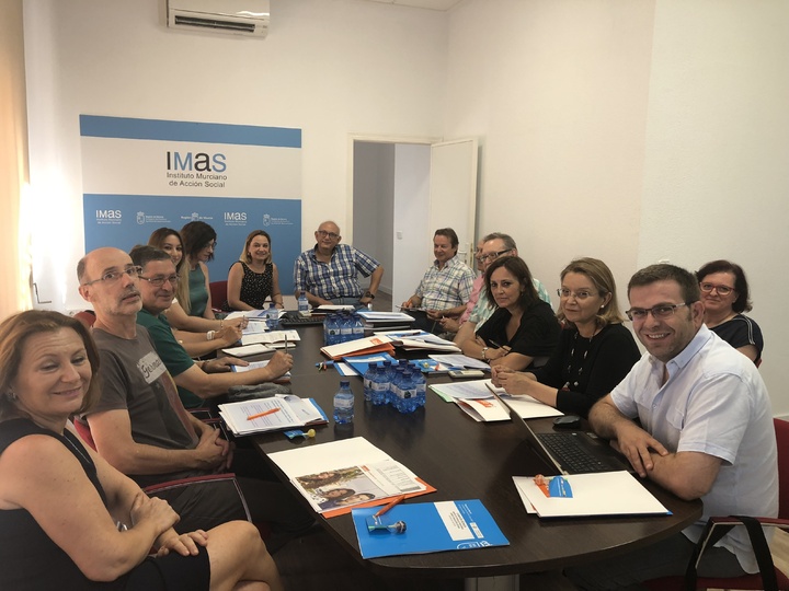 La Directora-Gerente del Instituto Murciano de Acción Social, Verónica López, en una reunión de trabajo en el IMAS