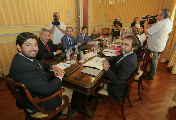 El jefe del Ejecutivo regional preside la reunión  del Consejo de Gobierno, que se celebró en Cartagena con  carácter deliberante