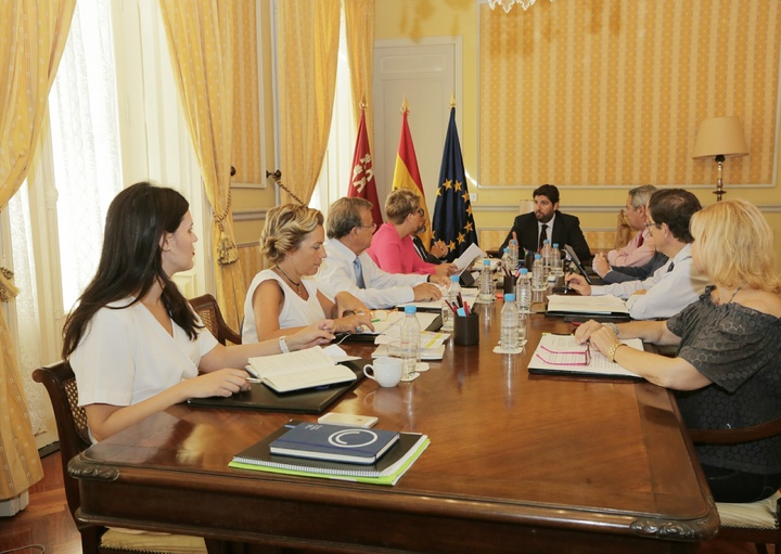 El jefe del Ejecutivo regional preside la reunión  del Consejo de Gobierno, que se celebró en Cartagena con  carácter deliberante (2)