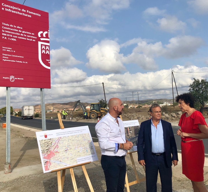 El consejero Patricio Valverde y la alcaldesa de Puerto Lumbreras, María Ángeles Túnez, supervisan el inicio de las obras de construcción de una nueva glorieta en la carretera regional RM-D16, que une la localidad con las pedanías de El Esparragal y la Estación del Puerto