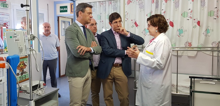 El consejero de Salud en su visita al hospital Virgen del Castillo de Yecla
