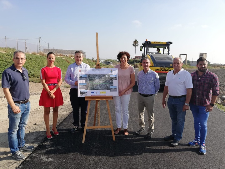El consejero de Agua, Agricultura, Ganadería y Pesca, Miguel Ángel de Amor, conoce el estado de los trabajos realizados en Camino Rural de Vera