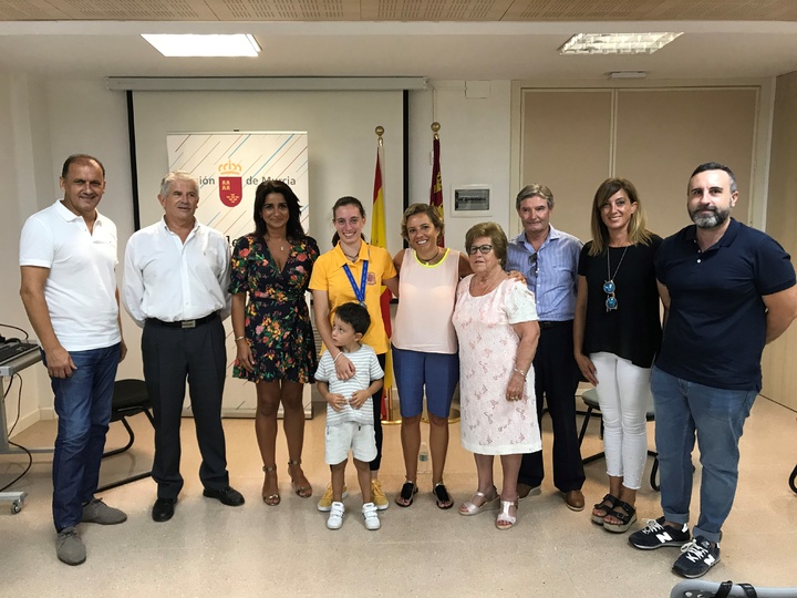 Adela Martínez-Cachá felicita a la futbolista murciana Eva Navarro, medalla de plata en el Mundial Sub-20