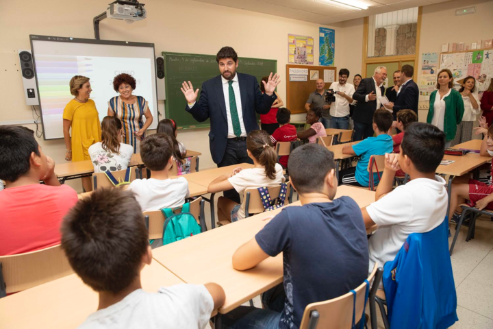 El presidente visita dos colegios de Cehegín, primer municipio de España en comenzar el curso escolar (3)