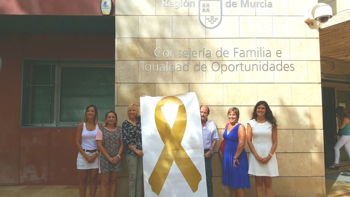 La Comunidad colabora con la asociación de familiares de niños con cáncer en la campaña 'Enciende la esperanza'